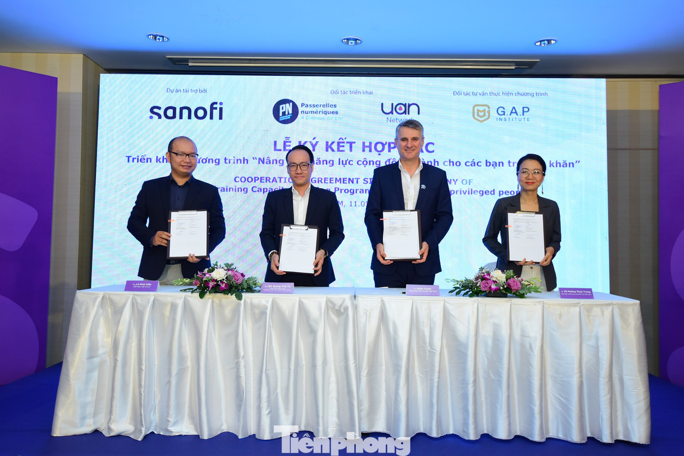 Lễ ký kết giữa các bên với mục tiêu trao tặng 700 tài khoản đào tạo trực tuyến cho những thanh niên khó khăn tại Việt Nam. Lễ ký kết giữa các bên với mục tiêu trao tặng 700 tài khoản đào tạo trực tuyến cho những thanh niên khó khăn tại Việt Nam.