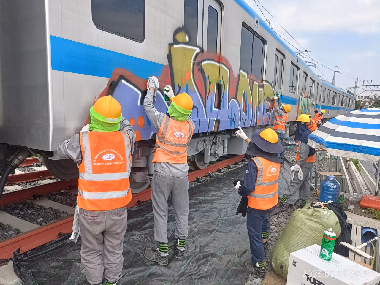 Lực lượng công nhân đã phải rất vất vả trong việc tẩy xóa các vết vẽ bậy lên toa tàu Metro