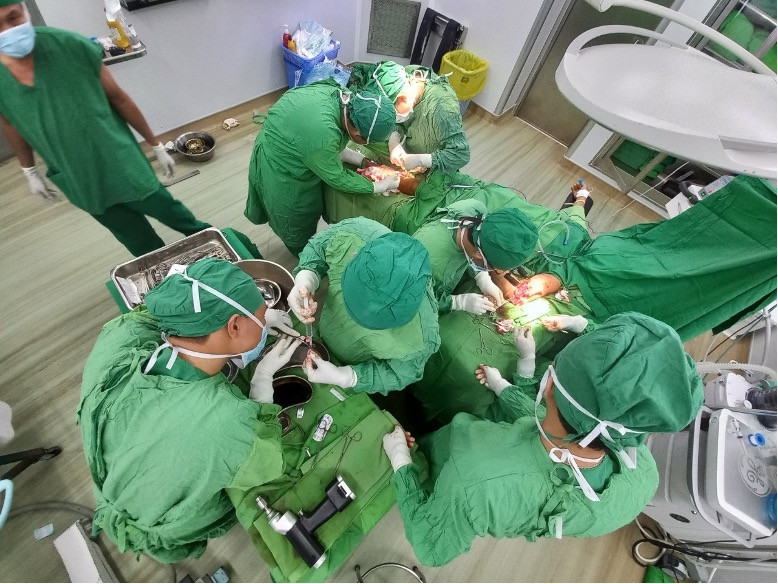 Các bác sĩ Bệnh viện Chấn thương Chỉnh hình thực hiện cuộc vi phẫu cho người bệnh (ảnh minh họa)