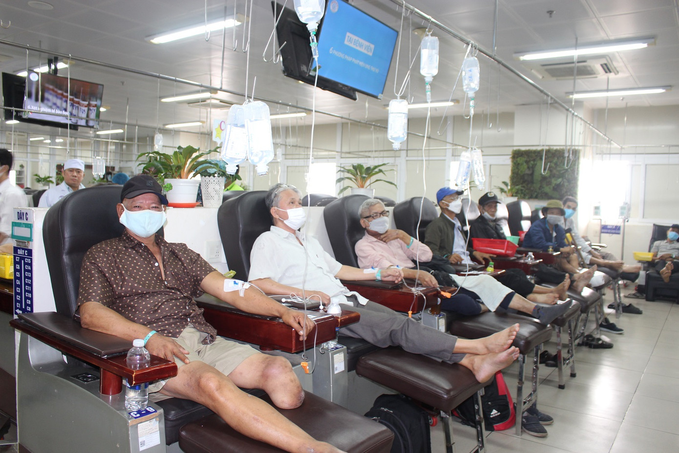 Những trường hợp không may mắc bệnh ung thư đang được vào hóa chất tại khoa Hóa trị, Trung tâm Ung Bướu