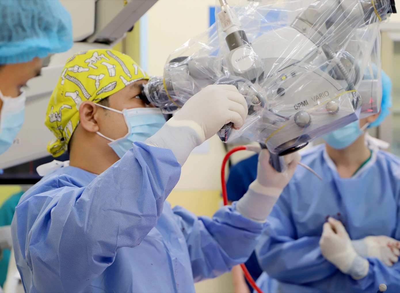 Các bác sĩ đã sử dụng kính vi phẫu phóng đại khối u lên 25 lần, lấy hoàn toàn khối u cho người bệnh