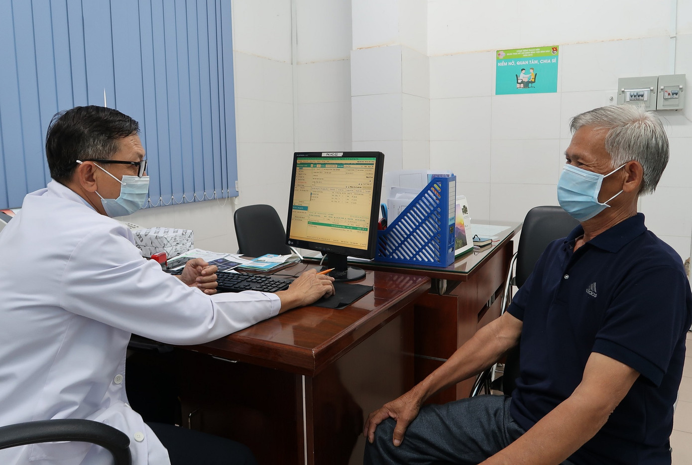 BS Ngọc Châu thăm khám cho bệnh nhân sau phẫu thuật. Lần đầu tiên ê kíp của bệnh viện đã thành công với cuộc mổ cắt thận do ung thư đồng thời mở tĩnh mạch chủ và tâm nhĩ phải lấy chồi bướu.