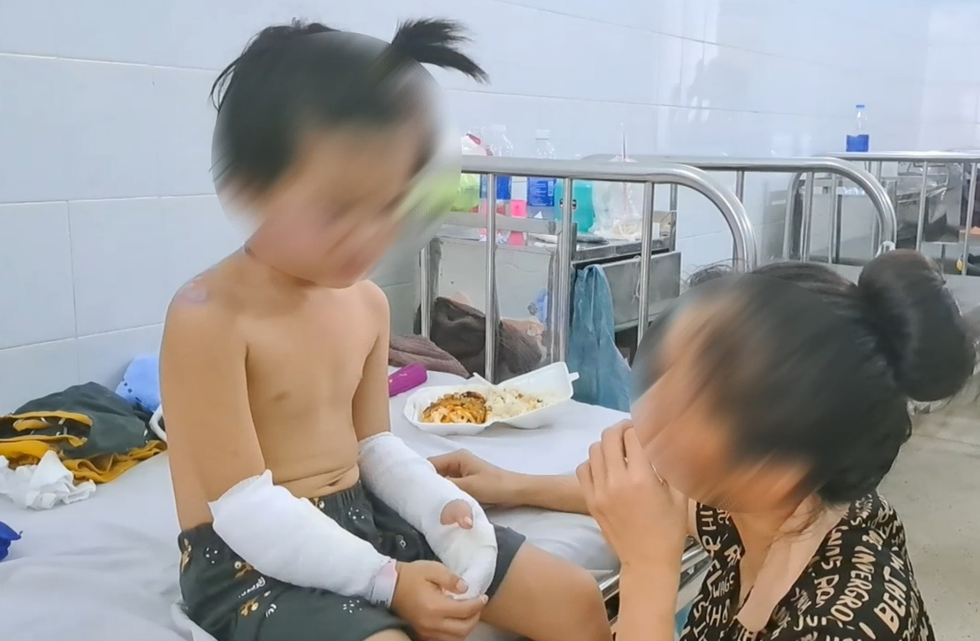 Các bệnh nhi trong vụ hỏa hoạn đang được điều trị tại Bệnh viện Nhi Đồng 2 Các bệnh nhi trong vụ hỏa hoạn đang được điều trị tại Bệnh viện Nhi Đồng 2