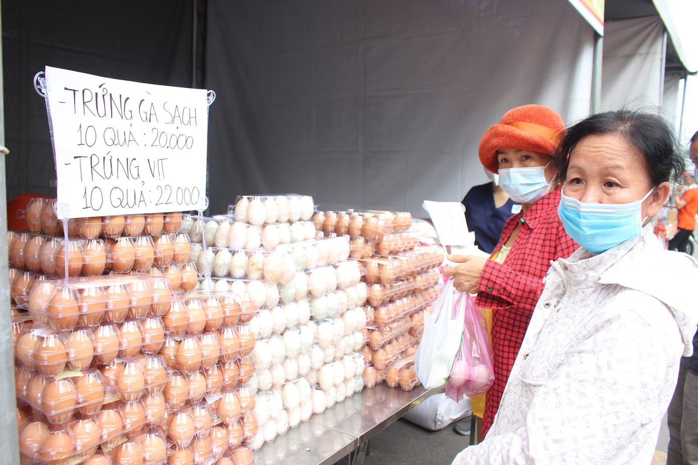 Bà Ngô Thị Lệ bất ngờ với giá trứng gà, trứng vịt tại phiên chợ rẻ hơn rất nhiều so với ở quê Bà Ngô Thị Lệ bất ngờ với giá trứng gà, trứng vịt tại phiên chợ rẻ hơn rất nhiều so với ở quê