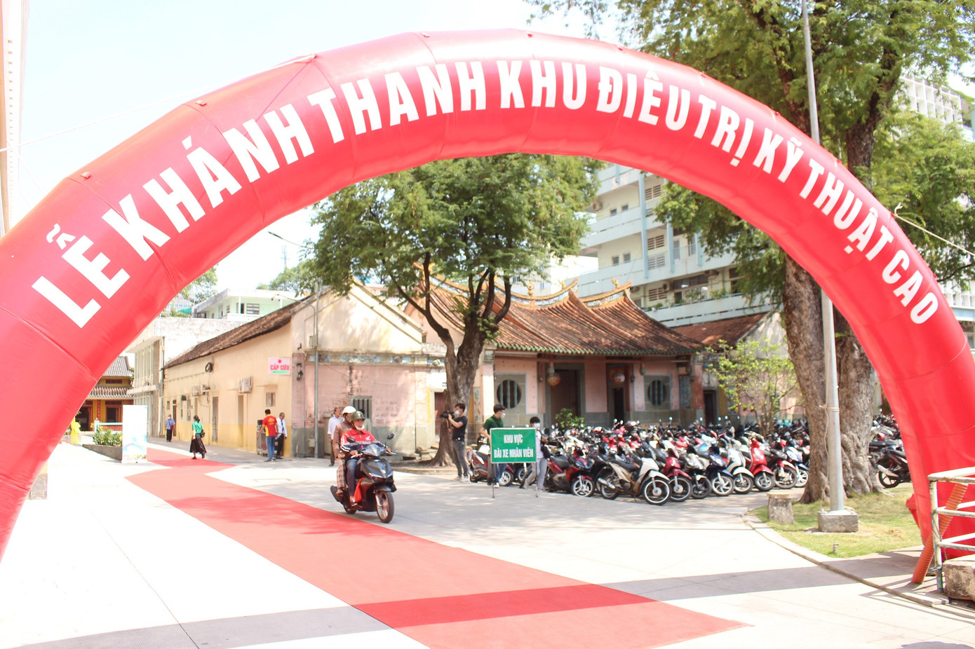 Với những người lần đầu đến Bệnh viện Nguyễn Trãi TPHCM đều không khỏi bất ngờ khi nơi đây còn lưu lại những công trình kiến trúc cổ xưa. Tuy nhiên, ngay cả với những người dân sinh sống tại khu vực quận 5 thì công trình cổ trong bệnh cũng đang là một điều huyền bí ít người có thể biết chi tiết.