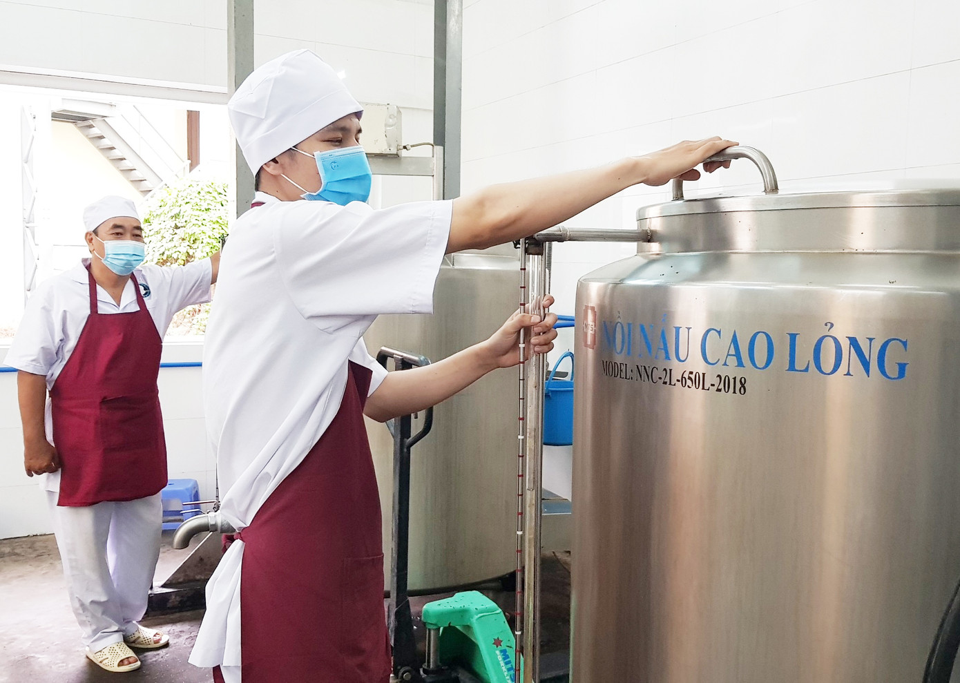 Khu vực nấu cao lỏng trong khoa Dược, Bệnh viện Y học Cổ truyền TPHCM Khu vực nấu cao lỏng trong khoa Dược, Bệnh viện Y học Cổ truyền TPHCM