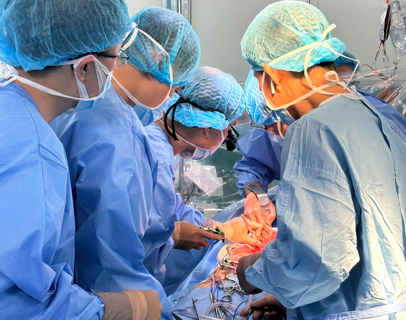 Bác sĩ nhiều chuyên khoa đã phối hợp thực hiện thành công cuộc mổ cho người bệnh Bác sĩ nhiều chuyên khoa đã phối hợp thực hiện thành công cuộc mổ cho người bệnh