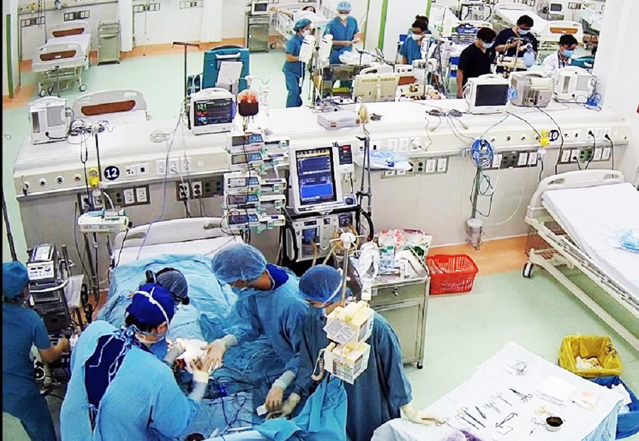 Ê kíp bác sĩ nỗ lực hồi sức cấp cứu kết hợp với đặt ECMO cho bệnh nhi (ảnh: BVCC) Ê kíp bác sĩ nỗ lực hồi sức cấp cứu kết hợp với đặt ECMO cho bệnh nhi (ảnh: BVCC)