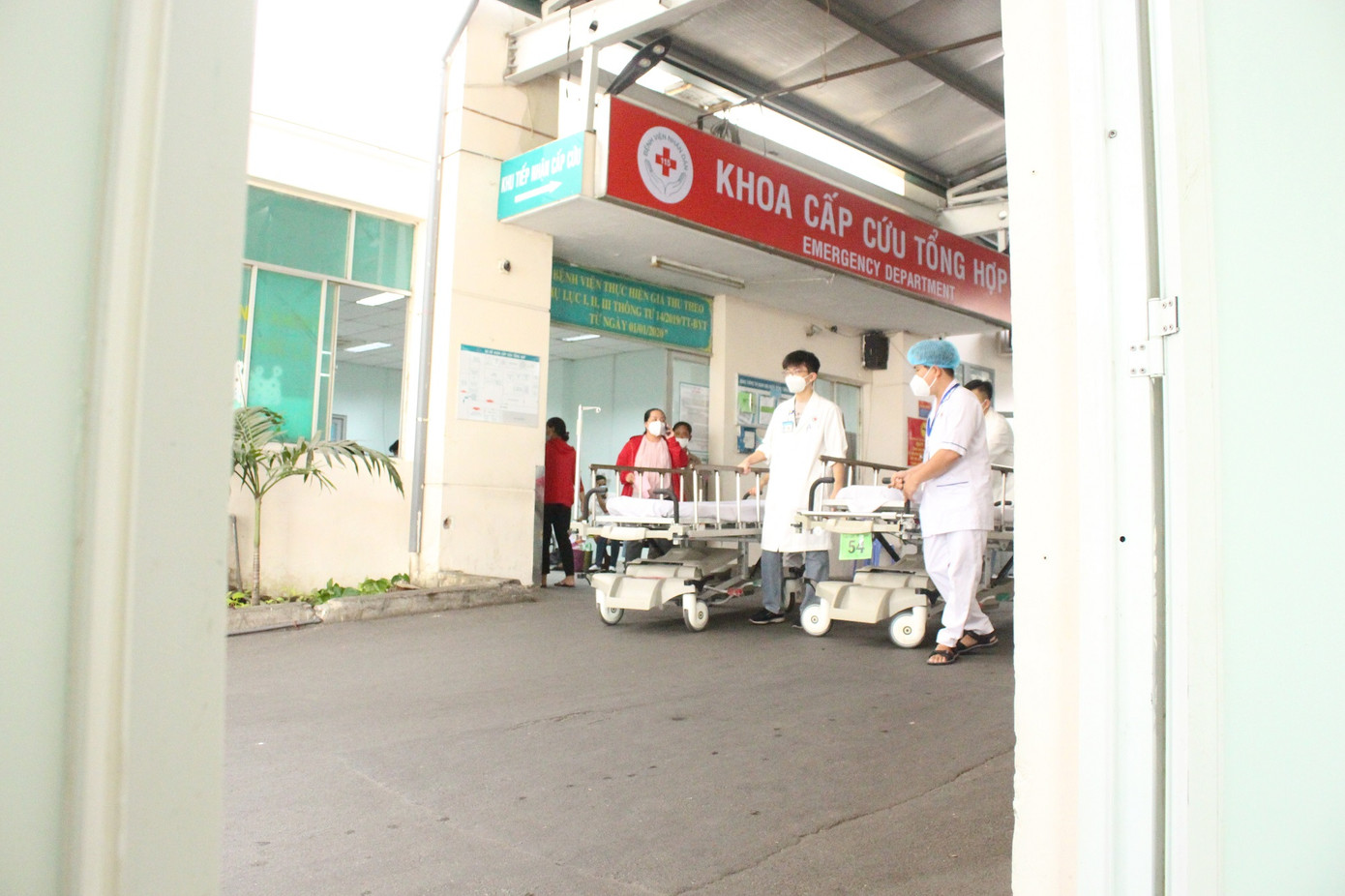 Cửa của đường hầm kết nối với khoa Cấp cứu Tổng hợp, sẵn sàng tiếp nhận nhanh các ca bệnh nặng