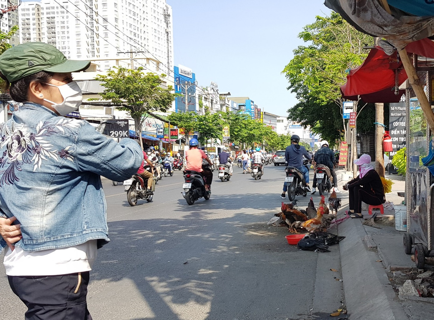 Nhiều năm qua, TPHCM đã cấm mua bán gia cầm sống để ngăn chặn nguy cơ dịch bệnh nhưng lệnh cấm chưa được thực thi nghiêm