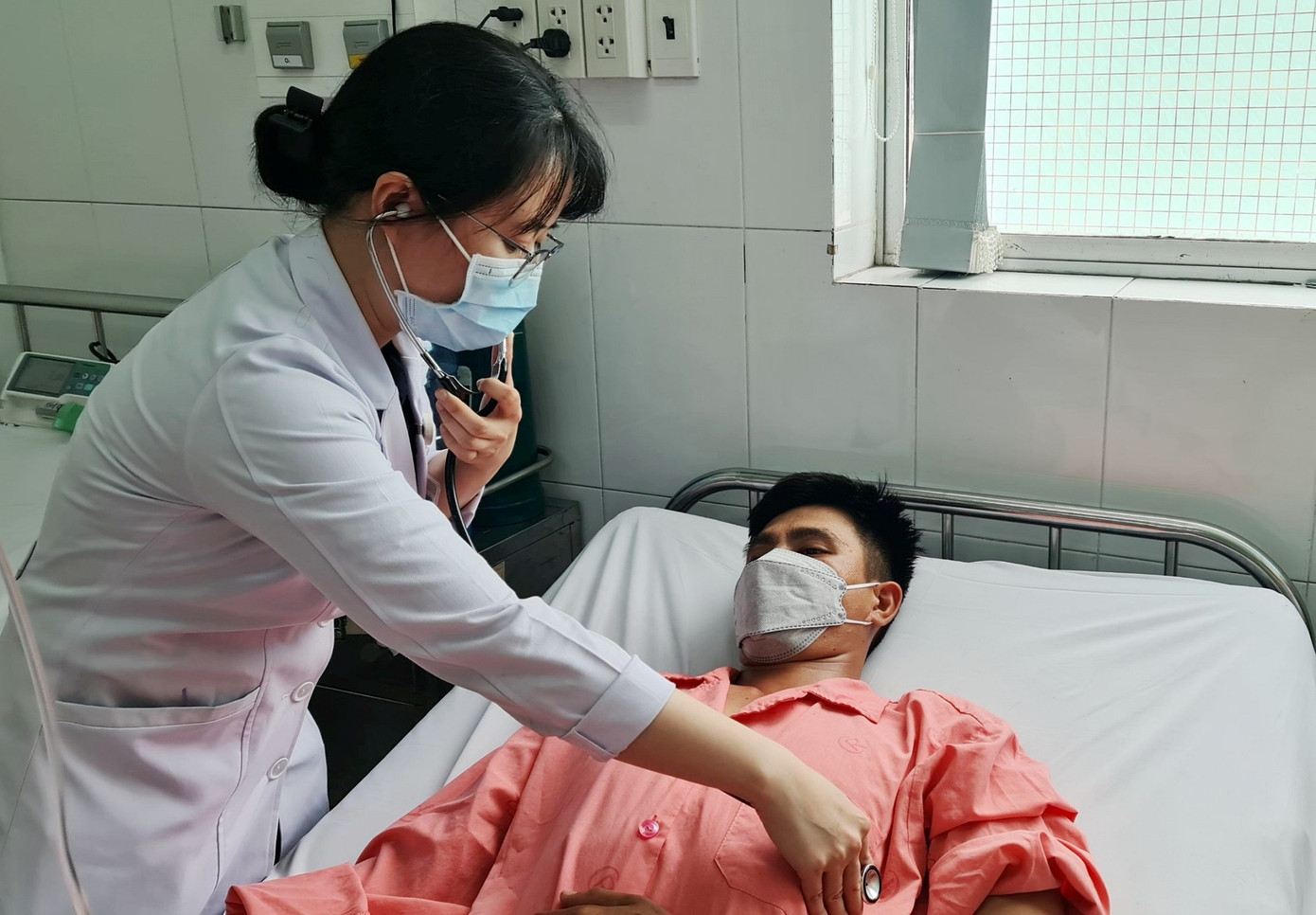 Các bác sĩ đang chăm sóc tích cực cho nhóm công nhân bị ngạt khí Các bác sĩ đang chăm sóc tích cực cho nhóm công nhân bị ngạt khí