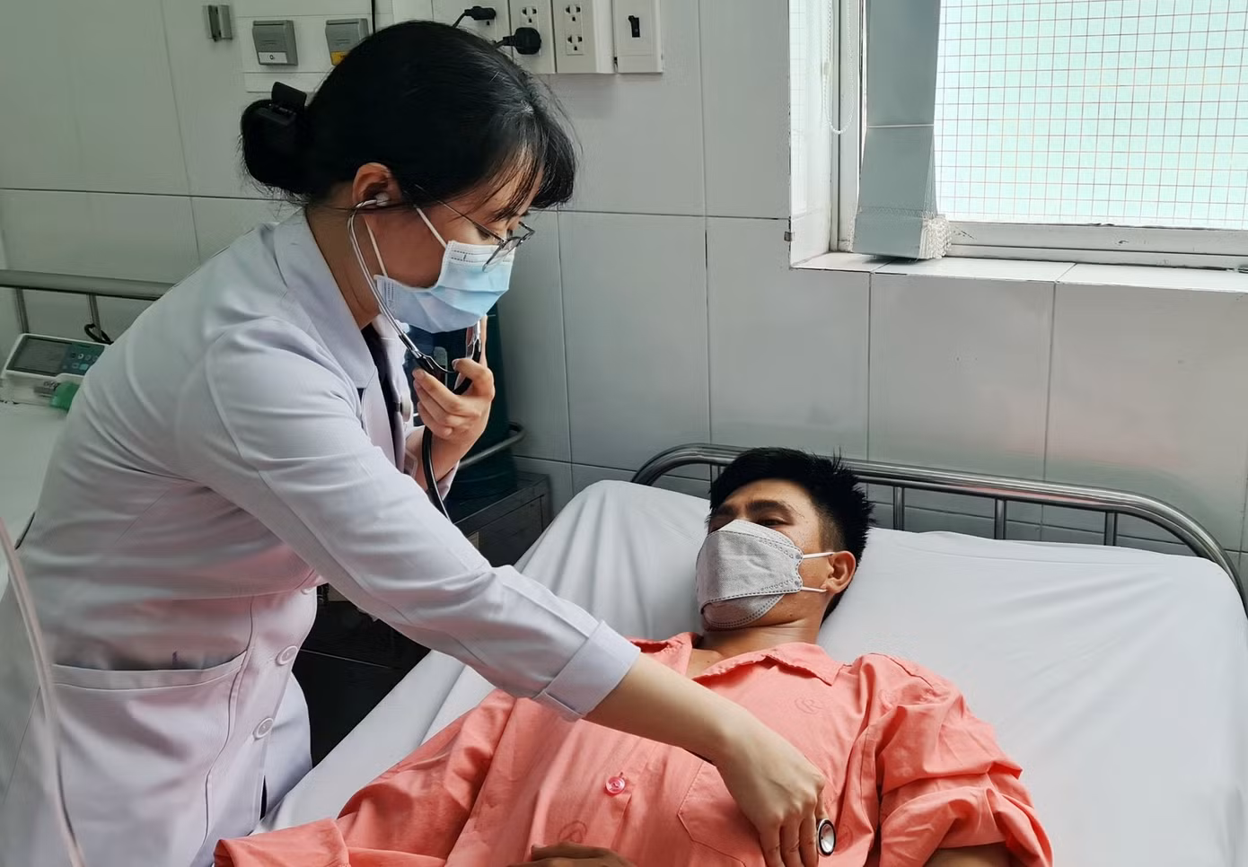 Các bác sĩ đang chăm sóc tích cực cho nhóm công nhân bị ngạt khí Các bác sĩ đang chăm sóc tích cực cho nhóm công nhân bị ngạt khí