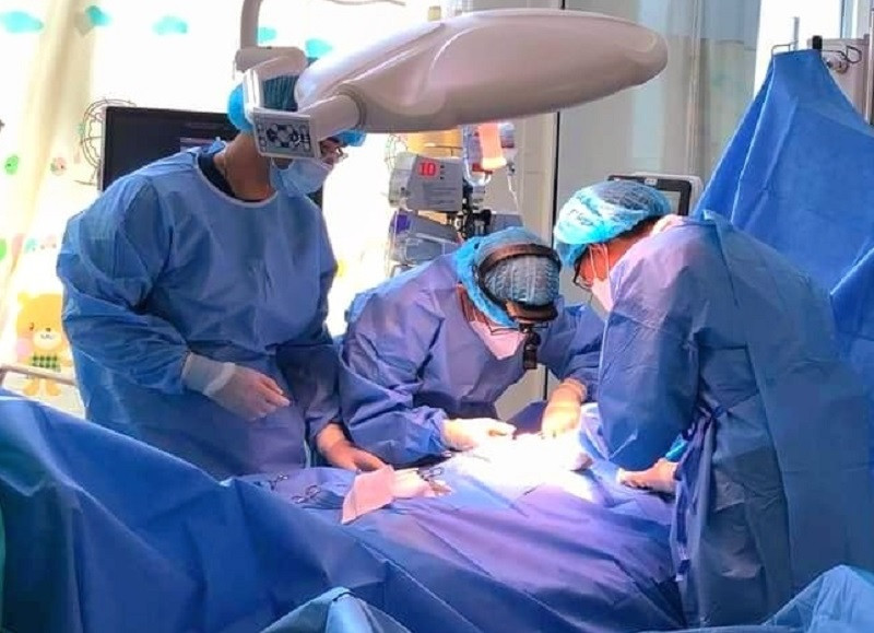 Các bác sĩ Bệnh viện Nhi Đồng Thành Phố phẫu thuật cho bệnh nhi