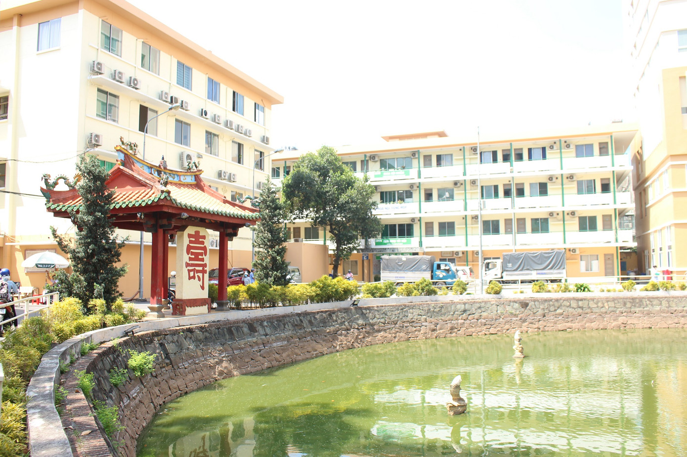 Khu vực ao cá phóng sinh đã được cải tạo nhưng vẫn giữ nguyên diện tích và hiện trạng