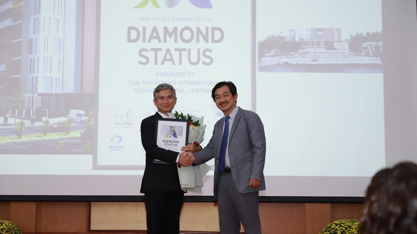 TS.BS Trần Chí Cường nhận chứng nhận Kim Cương từ đại diện Hội Đột quỵ Thế giới