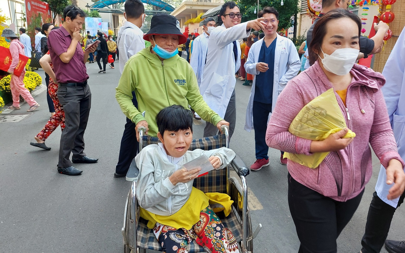 Sắc xuân rực rỡ mang đến niềm vui giúp người bệnh và thân nhân vơi đi nỗi nhớ nhà Sắc xuân rực rỡ mang đến niềm vui giúp người bệnh và thân nhân vơi đi nỗi nhớ nhà