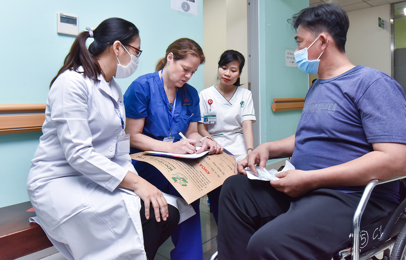 Các bác sĩ thăm khám, tư vấn cho bệnh nhân có chỉ định phẫu thuật khớp háng Các bác sĩ thăm khám, tư vấn cho bệnh nhân có chỉ định phẫu thuật khớp háng