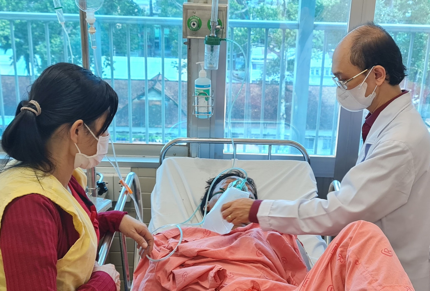 Hiện các nạn nhân đã qua cơn nguy kịch, tuy nhiên vẫn phải hỗ trợ hô hấp Hiện các nạn nhân đã qua cơn nguy kịch, tuy nhiên vẫn phải hỗ trợ hô hấp