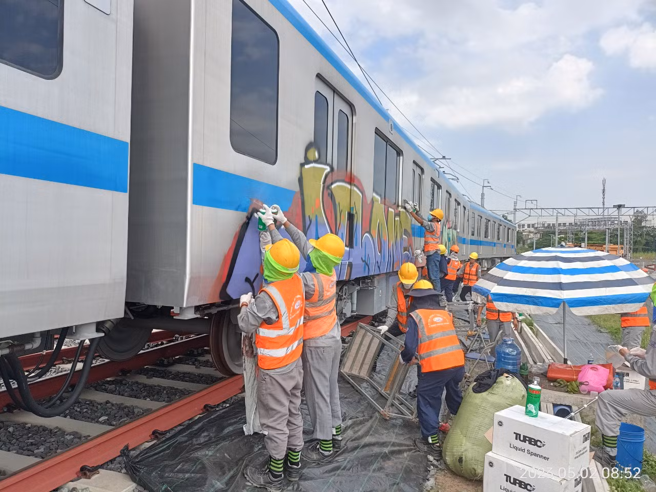 Tuyến đường sắt đô thị thời gian qua liên tục bị vẽ bậy gây mất mỹ quan