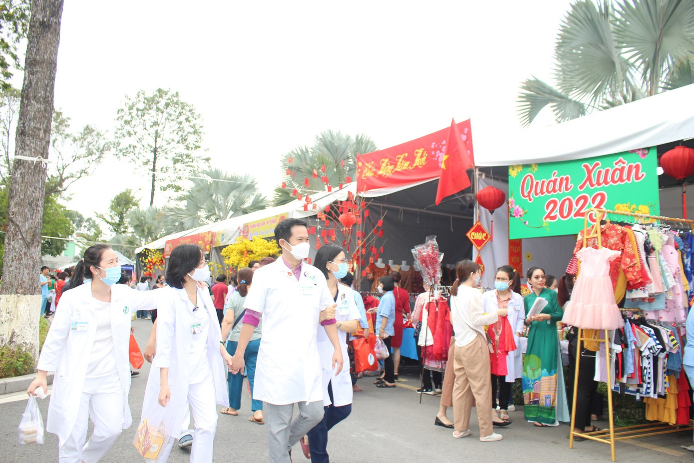 Các y bác sĩ tại bệnh viện cũng tranh thủ tham quan, mua sắm trong phiên chợ đặc biệt Các y bác sĩ tại bệnh viện cũng tranh thủ tham quan, mua sắm trong phiên chợ đặc biệt