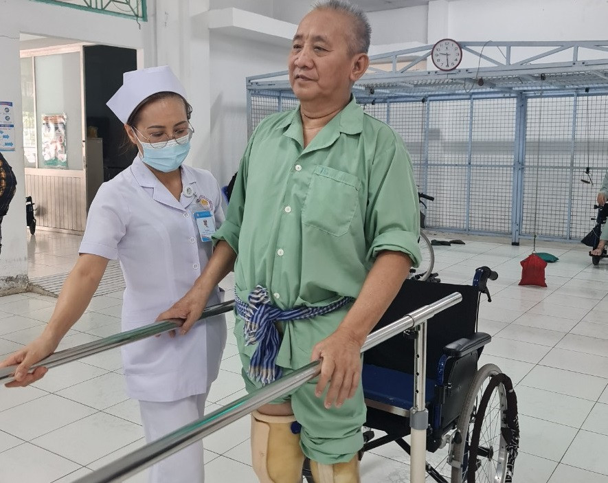 Nam bệnh nhân bị liệt hoàn toàn tứ chi sau tổn thương tủy sống cổ đang bình phục tốt nhờ vật lý trị liệu