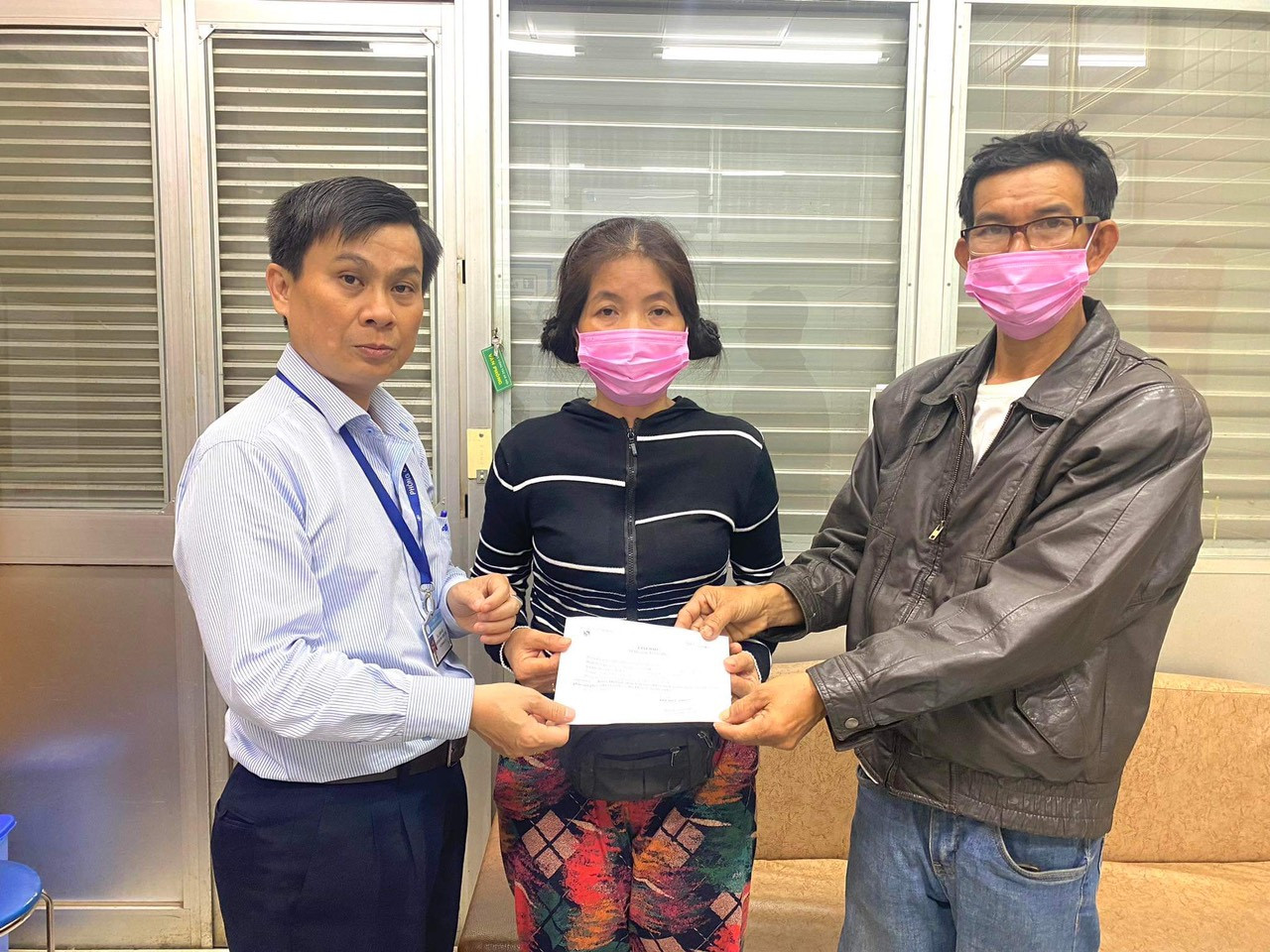 Gia đình bệnh nhân đã được mạnh thường quân hỗ trợ khoảng 130 triệu đồng trong quá trình điều trị tại Bệnh viện Chợ Rẫy Gia đình bệnh nhân đã được mạnh thường quân hỗ trợ khoảng 130 triệu đồng trong quá trình điều trị tại Bệnh viện Chợ Rẫy