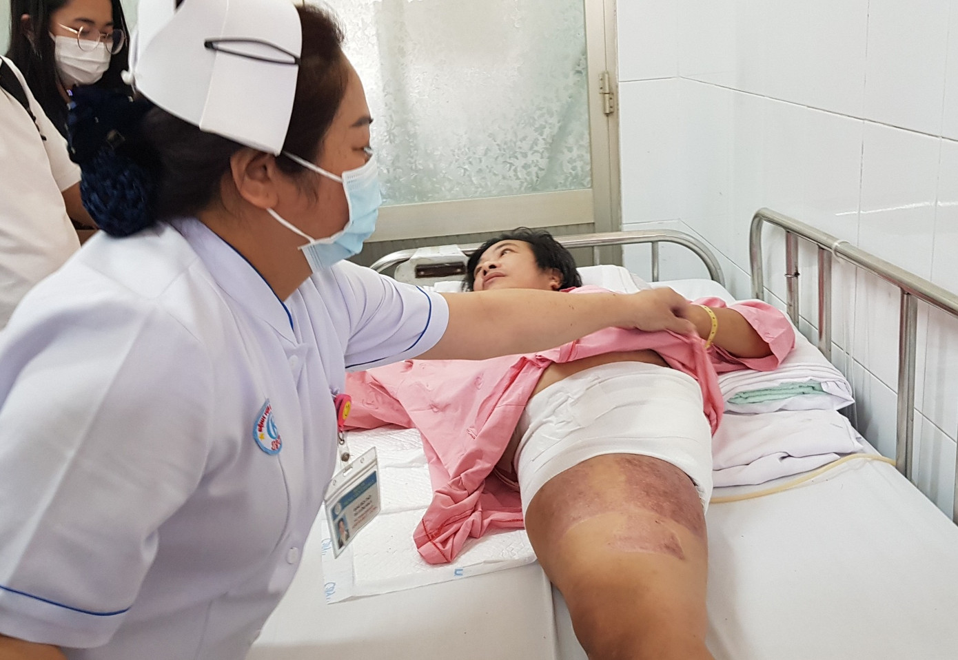 Nam bệnh nhân đã may mắn vượt qua nguy kịch sau 11 cuộc phẫu thuật Nam bệnh nhân đã may mắn vượt qua nguy kịch sau 11 cuộc phẫu thuật