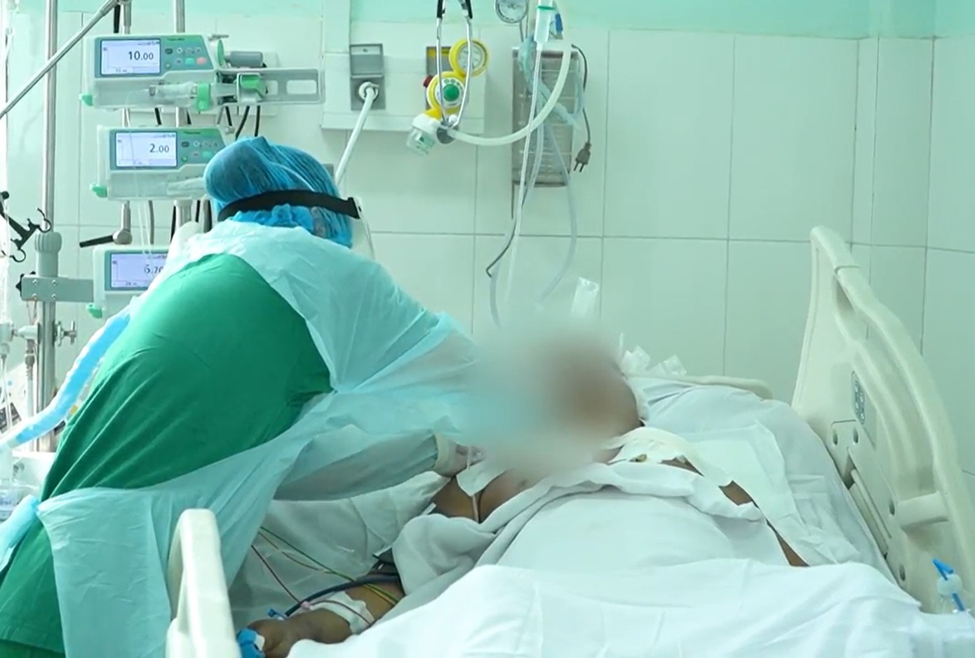 Nhân viên y tế Bệnh viện Chợ Rẫy chăm sóc cho bệnh nhân mắc COVID-19 (ảnh: BVCC)