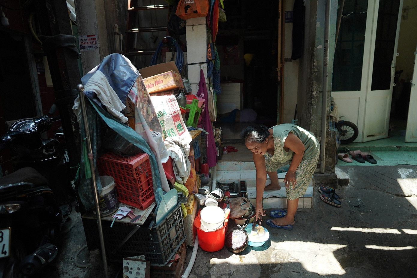 Đời sống của người dân hàng chục năm qua tại khu Mả Lạng trở nên tạm bợ, khó khăn (ảnh: Phạm Nguyễn) Đời sống của người dân hàng chục năm qua tại khu Mả Lạng trở nên tạm bợ, khó khăn (ảnh: Phạm Nguyễn)