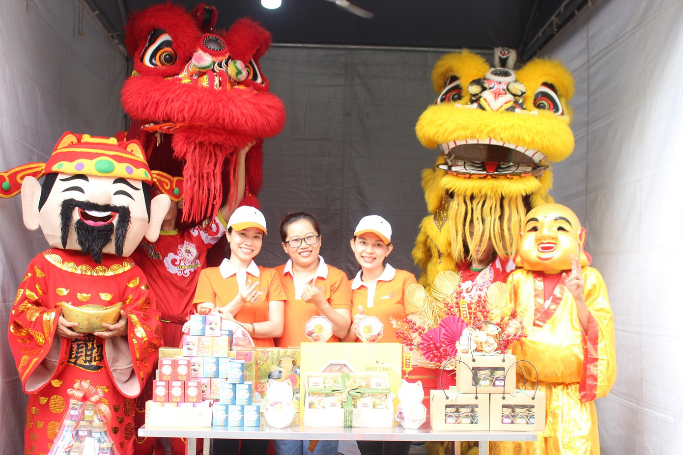 Mọi người cùng mong năm cũ với những điều kém may mắn qua đi để đón năm mới với nhiều mạnh khỏe, tài lộc Mọi người cùng mong năm cũ với những điều kém may mắn qua đi để đón năm mới với nhiều mạnh khỏe, tài lộc