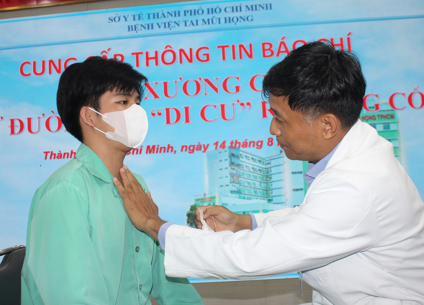 Bệnh nhân được bác sĩ phẫu thuật lấy thành công chiếc xương cá xuyên từ đường ăn ra vùng cổ Bệnh nhân được bác sĩ phẫu thuật lấy thành công chiếc xương cá xuyên từ đường ăn ra vùng cổ