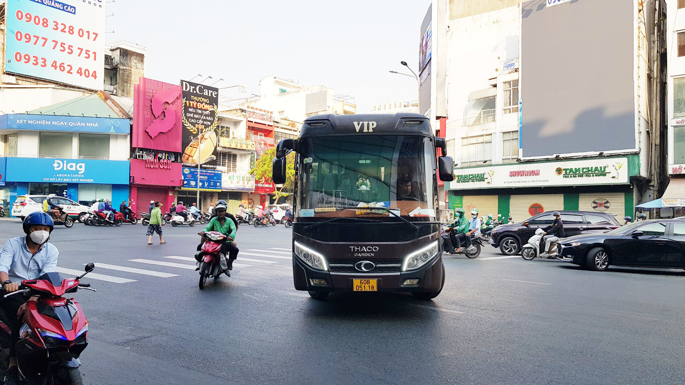 Nhiều phương tiện chọn cách thoát ùn tắc bằng giải pháp quay đầu ở giao điểm đường Điện Biên Phủ với Đinh Tiên Hoàng Nhiều phương tiện chọn cách thoát ùn tắc bằng giải pháp quay đầu ở giao điểm đường Điện Biên Phủ với Đinh Tiên Hoàng