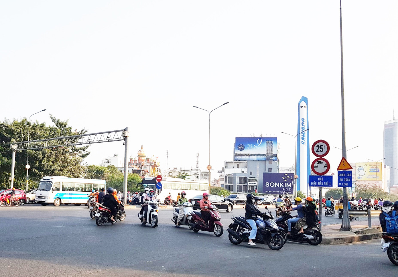 Không đi vào vòng xoay và quay đầu trước giao lộ là thực trạng vi phạm giao thông thường xuyên xảy ra ở đầu cầu Điện Biên Phủ Không đi vào vòng xoay và quay đầu trước giao lộ là thực trạng vi phạm giao thông thường xuyên xảy ra ở đầu cầu Điện Biên Phủ