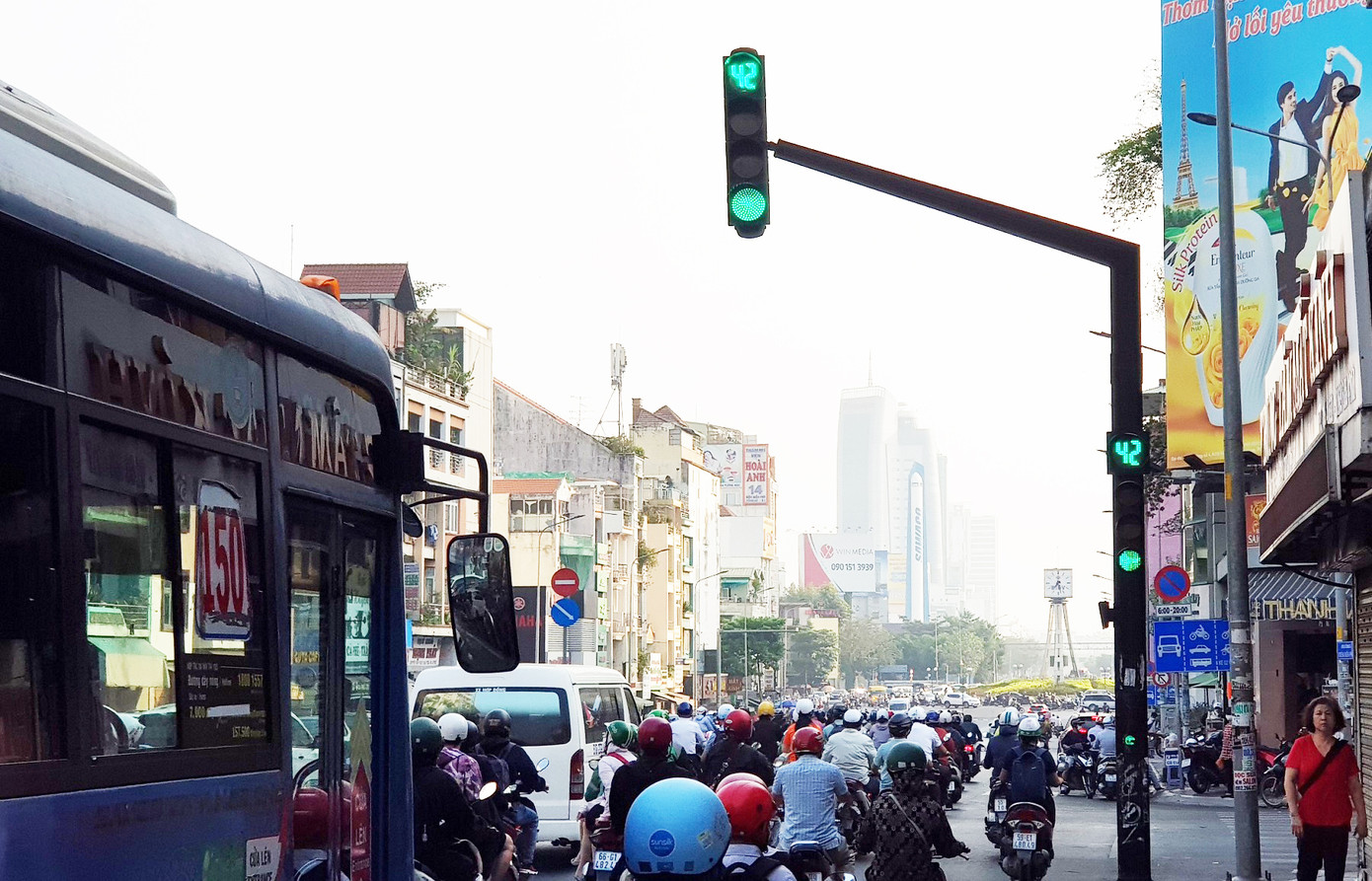 Từ hướng nội thành ra ngoại thành, phương tiện đi lại cũng luôn "chật như nêm" trên đường Đinh Tiên Hoàng Từ hướng nội thành ra ngoại thành, phương tiện đi lại cũng luôn "chật như nêm" trên đường Đinh Tiên Hoàng