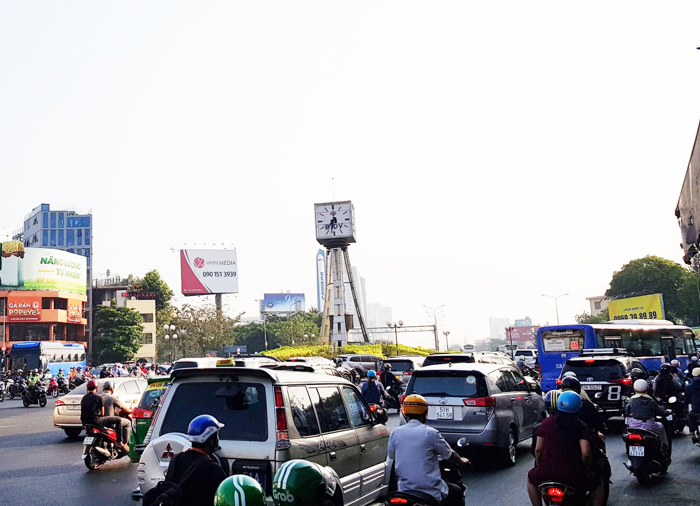 Vòng xoay Nguyễn Bỉnh Khiêm là khu vực luôn có lưu lượng phương tiện tham gia giao thông rất đông Vòng xoay Nguyễn Bỉnh Khiêm là khu vực luôn có lưu lượng phương tiện tham gia giao thông rất đông