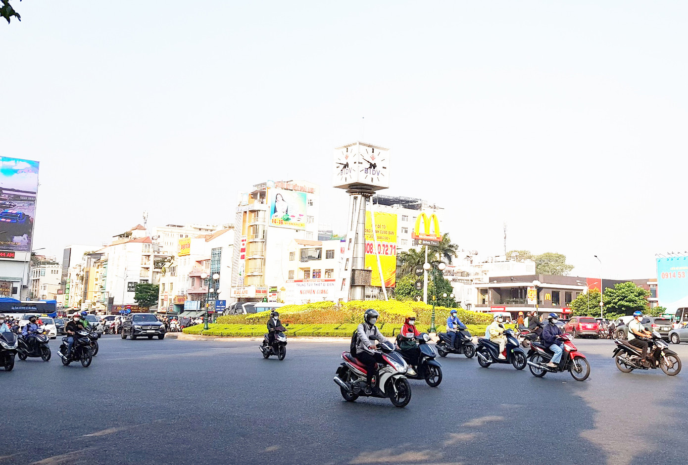 Vòng xoay rộng 60m này được xây dựng cách đây khoảng 20 năm, tháp đồng hồ 4 mặt được xem là biểu tượng của vòng xoay này Vòng xoay rộng 60m này được xây dựng cách đây khoảng 20 năm, tháp đồng hồ 4 mặt được xem là biểu tượng của vòng xoay này