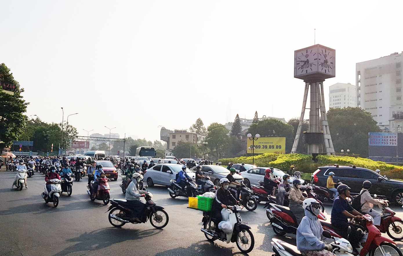 Lưu lượng phương tiện rất lớn từ hướng Thành phố Thủ Đức đổ dồn vào nội thành TPHCM sáng 9/3 Lưu lượng phương tiện rất lớn từ hướng Thành phố Thủ Đức đổ dồn vào nội thành TPHCM sáng 9/3