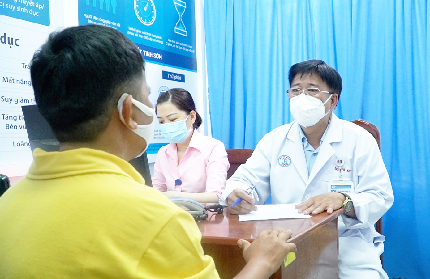 BS Trọng Trí thăm khám cho trường hợp bệnh nhân mang cả tinh hoàn và buồng trứng