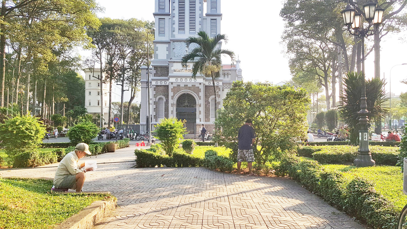 Một người đàn ông đang tiểu tiện vào gốc cây