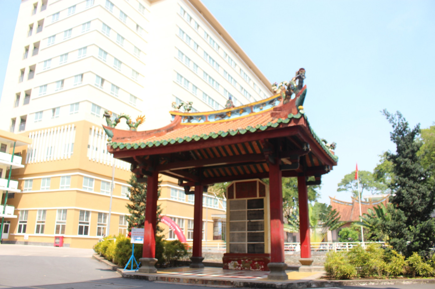 Bên cạnh tòa nhà hiện đại vừa được xây dựng, những kiến trúc cổ xưa của quần thể di tích trong Bệnh viện Nguyễn Trãi vẫn đang được bảo tồn