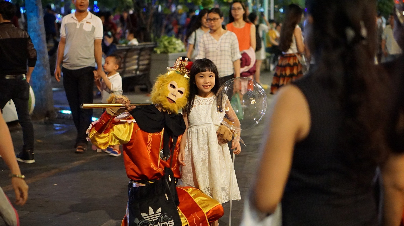 Bên cạnh đó còn có những trò chèo kéo khách để làm tiền của các nhóm biểu diễn tự phát