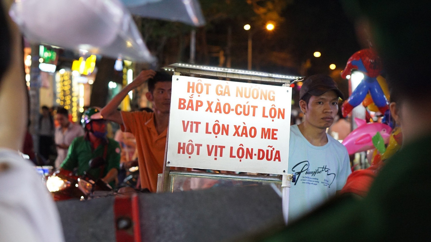 Tình trạng mua bán hàng rong có thời điểm diễn ra công khai hoặc lén lút