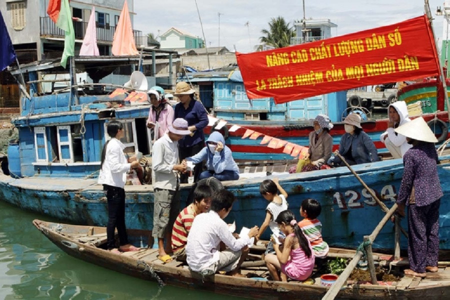 Cộng tác viên dân số huyện Cần Giờ, TPHCM truyền thông kiến thức chăm sóc sức khỏe sinh sản cho ngư dân vùng biển (ảnh: Dương Ngọc) Cộng tác viên dân số huyện Cần Giờ, TPHCM truyền thông kiến thức chăm sóc sức khỏe sinh sản cho ngư dân vùng biển (ảnh: Dương Ngọc)