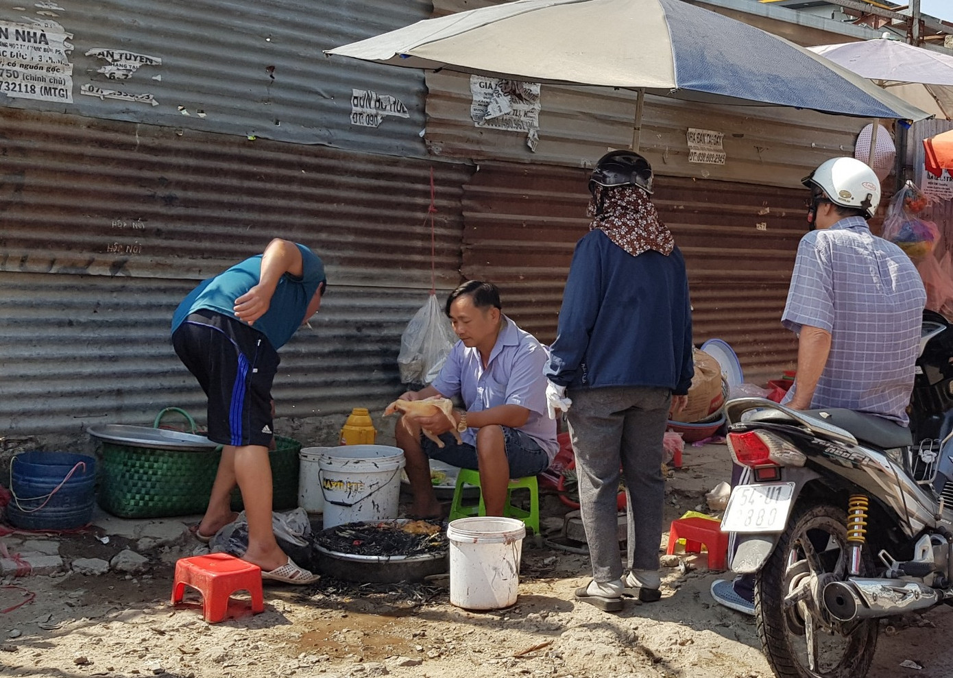 Các điểm chợ tự phát là nơi mua bán, giết mổ gia cầm sống diễn ra tấp nập nhất