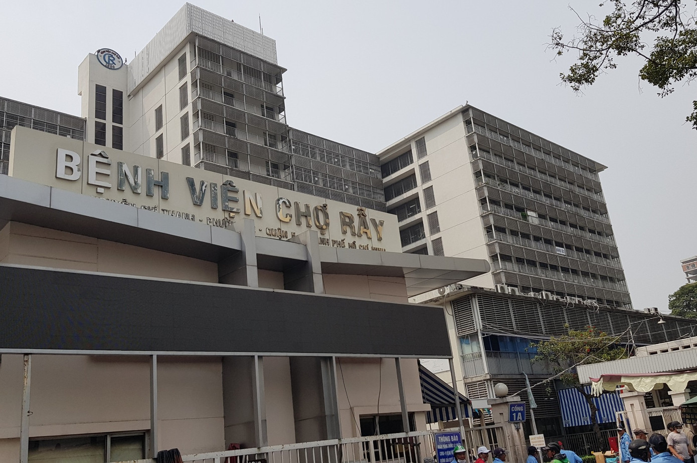 Bệnh viện Chợ Rẫy là nơi nhiều phụ huynh bị đối tượng lừa đảo thông báo trẻ nhập viện cấp cứu và yêu cầu chuyển tiền