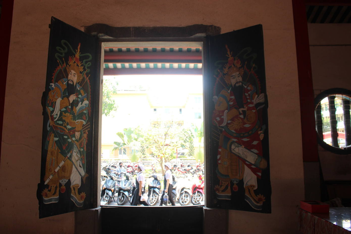 Cổng vào ngôi đền được bảo vệ bởi 2 vị thần với tướng mạo uy nghiêm, phi phàm