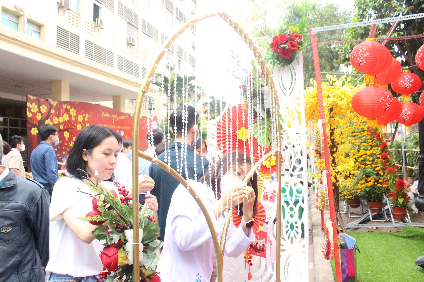 Nhân viên y tế tại Bệnh viện Chợ Rẫy đang &quot;chạy nước rút&quot; để trang trí cho đường hoa xuân ngay trong khuôn viên của bệnh viện