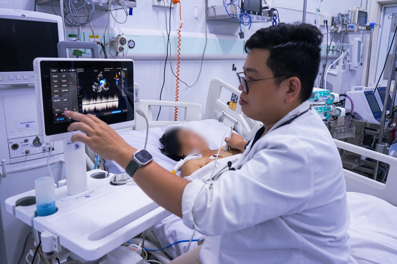 Bác sĩ đang theo dõi, điều trị cho sản phụ sau khi thực hiện cuộc phẫu thuật bắt con