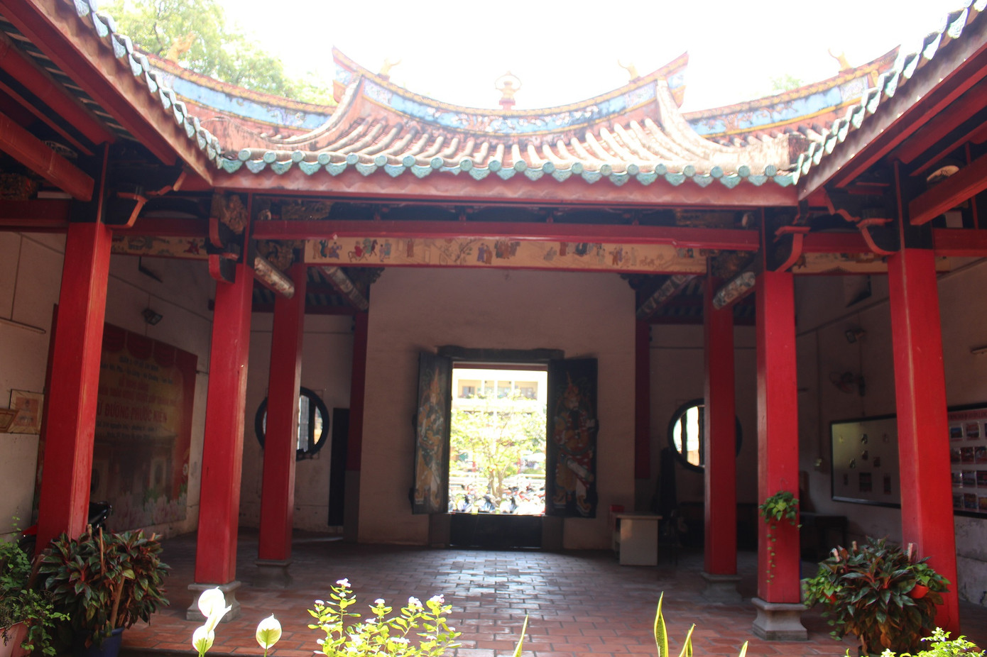 Bên trong ngôi đền có khu vực đón nắng như giếng trời tạo một khoảng sân thông thoáng