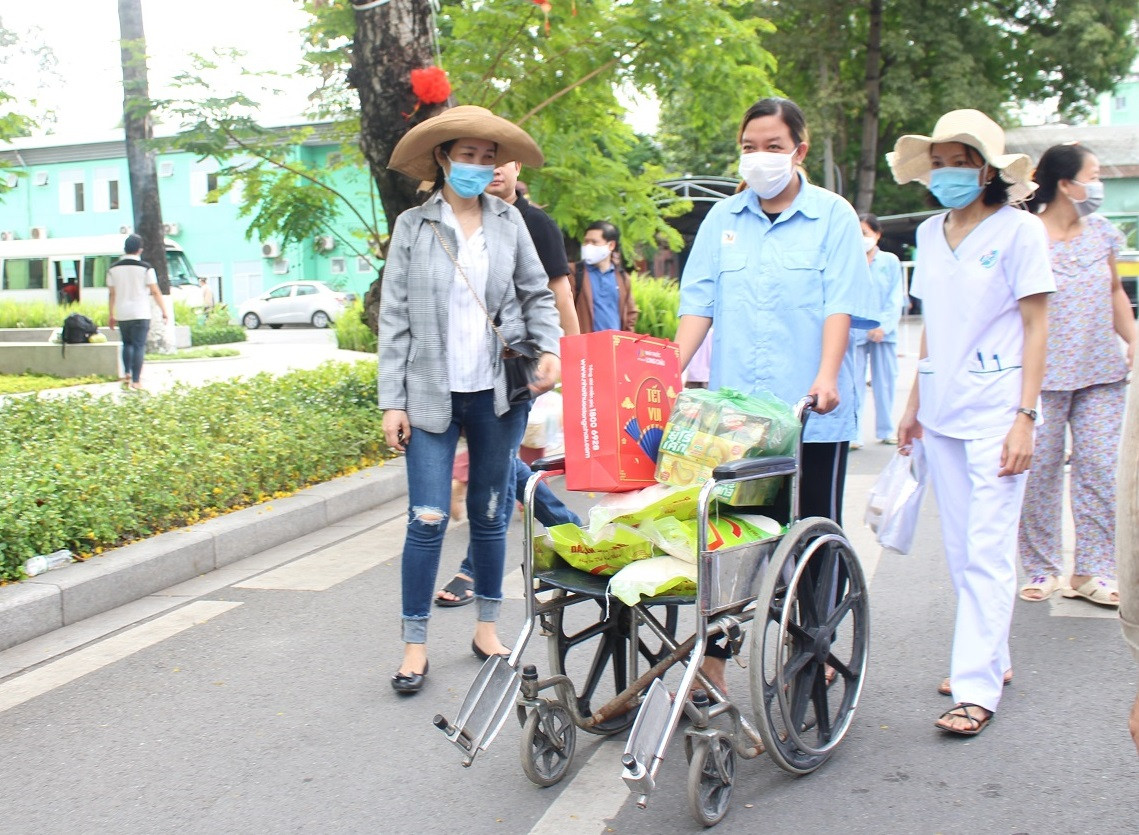 Chiếc xe lăn được người bệnh sử dụng làm phương tiện chất đầy hàng hóa mua sắm để chở Tết về nhà Chiếc xe lăn được người bệnh sử dụng làm phương tiện chất đầy hàng hóa mua sắm để chở Tết về nhà